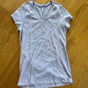Fitted Gray Short Sleeve V-neck Tee - Size M